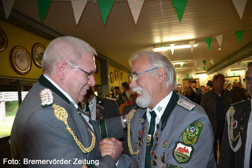 Rolf Monsees gratuliert Gerd Ukena